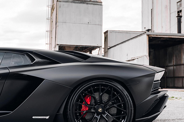 Фото дисков Brixton Forged TR05 Черный глянец на Lamborghini Aventador