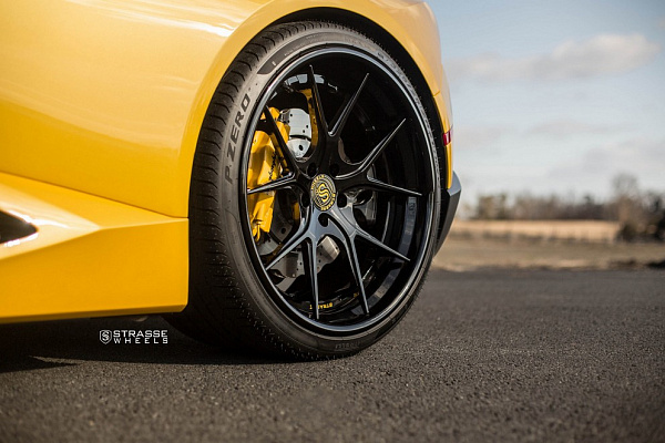Фото дисков Strasse Wheels SM5R Deep Concave FS Черный глянец на Lamborghini Huracan