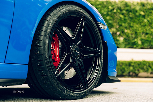 Фото дисков Strasse Wheels SV2 Deep Concave Monoblock Черный глянец на Porsche 911 VII