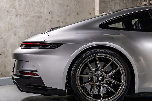 Фото дисков 1886 Wheels XR001 Глянцевый темный лак на Porsche 911 VIII