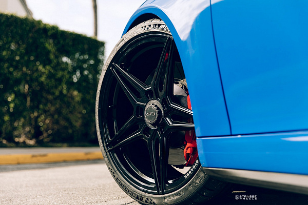 Фото дисков Strasse Wheels SV2 Deep Concave Monoblock Черный глянец на Porsche 911 VII