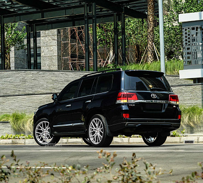 Фото дисков Vossen M-X3 на Toyota Land Cruiser 200