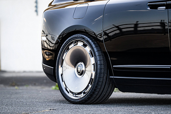 Фото дисков HRE L108M Полированный лак на Rolls-Royce Cullinan