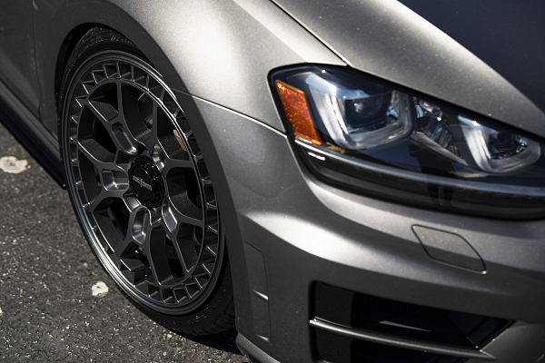 Фото дисков Rotiform ZMO-M Сатиновый темный лак на Volkswagen Golf VII