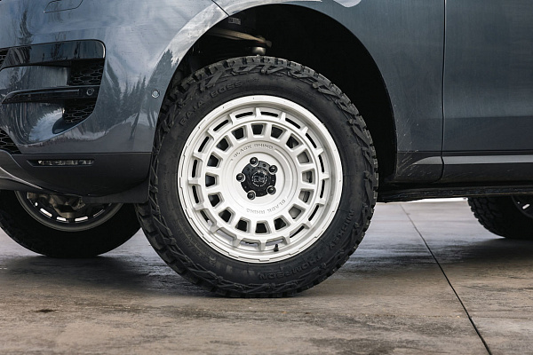 Фото дисков Black Rhino AWOL Белый сатин на Range Rover V