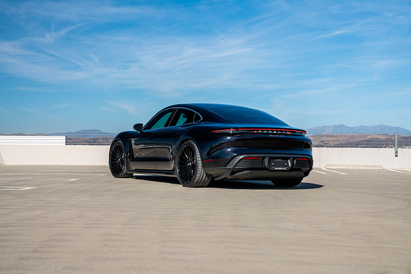 Фото дисков Savini BM16 Черный глянец на Porsche Taycan I