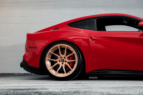 Фото дисков Strasse Wheels SV5 Deep Concave Duoblock Сатиновое золото на Ferrari 812