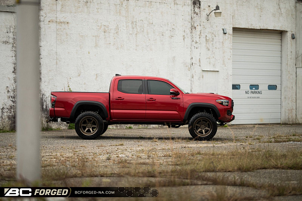 Фото дисков BC Forged LE61 // MLE61 Сатиновая бронза на Toyota Tacoma III
