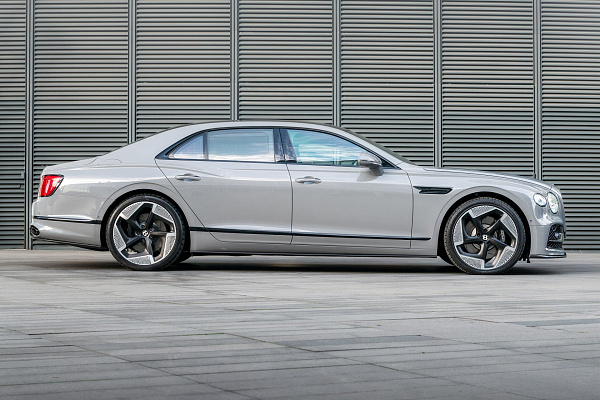 Фото дисков Kahn Type 8 Черный матовый на Bentley Flying Spur III