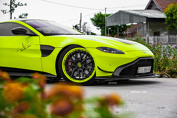 Фото дисков Strasse Wheels SV10M Deep Concave FS Другой цвет на Aston Martin Vantage 2