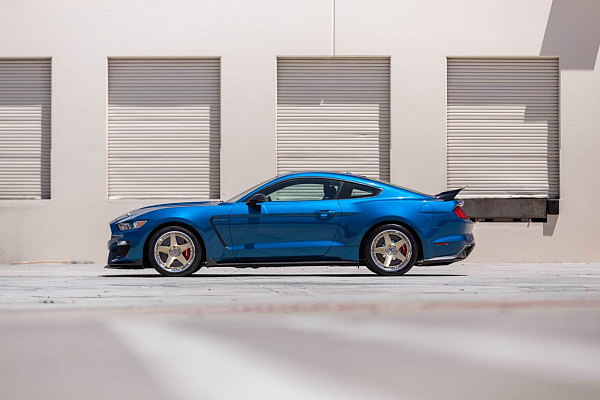 Фото дисков HRE C105 Глянцевое золото на Ford Mustang VI