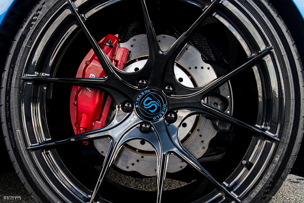 Фото дисков Strasse Wheels SM5R Deep Concave Monoblock Черный глянец на Audi R8 (4S)