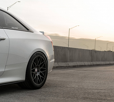 Фото дисков HRE 300M на Cadillac ATS