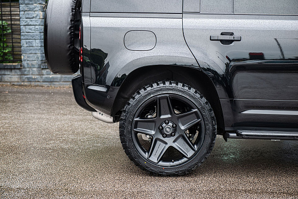 Фото дисков Kahn Mondial Retro RS Черный сатин на Land Rover Defender II