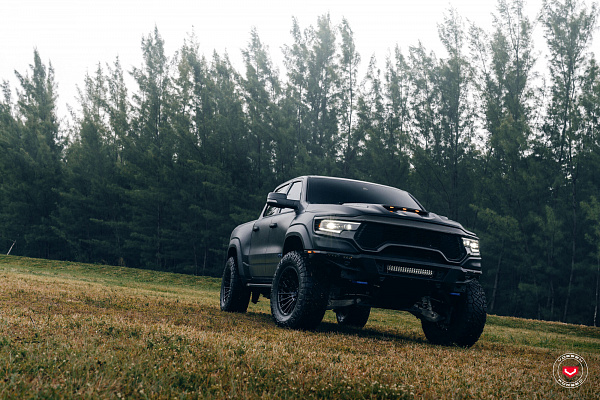 Фото дисков Vossen VFX-02T Черный глянец на Ram 1500 V