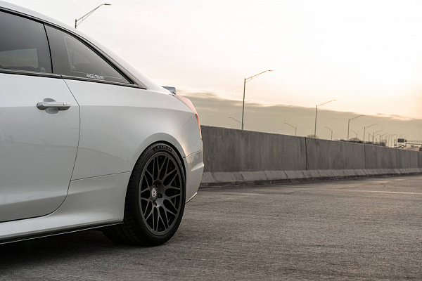 Фото дисков HRE 300M Сатиновый графит на Cadillac ATS