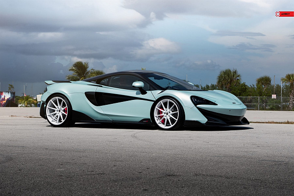 Фото дисков Anrky AN18 Белый глянец на McLaren 600