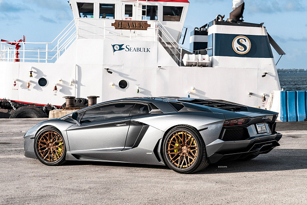 Фото дисков Strasse Wheels SV10M Track Сатиновая бронза на Lamborghini Aventador