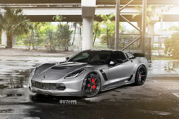 Фото дисков Strasse Wheels SM5R Deep Concave Monoblock Черный глянец на Chevrolet Corvette C7