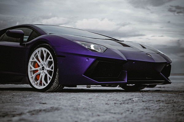 Фото дисков Brixton Forged PF10 Белый глянец на Lamborghini Aventador