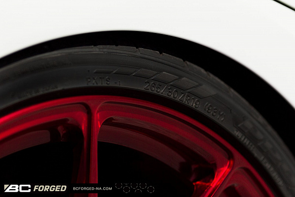 Фото дисков BC Forged RZ39 Красный глянец на Volkswagen Golf VII