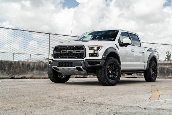 Фото дисков HRE P161 Черный глянец на Ford F-150 XIII