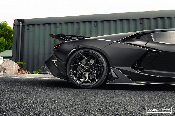 Фото дисков NOVITEC NL4 Черный глянец на Lamborghini Revuelto