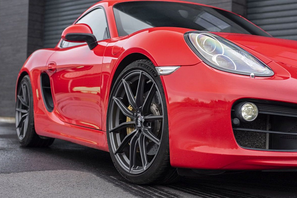 Фото дисков Bola FLC Сатиновый графит на Porsche Cayman II