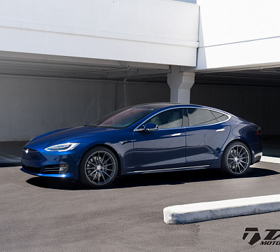 Фото дисков HRE 303M на Tesla Model S