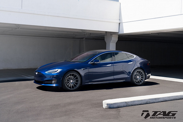 Фото дисков HRE 303M Сатиновый графит на Tesla Model S