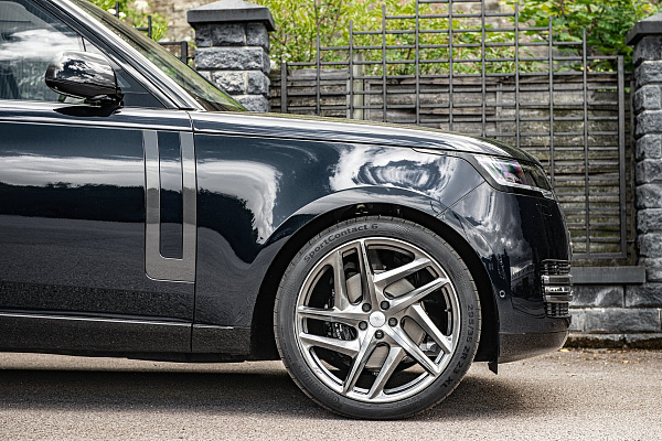 Фото дисков Kahn Type 52 RS Глянцевый тонированный лак на Land Rover Range Rover V