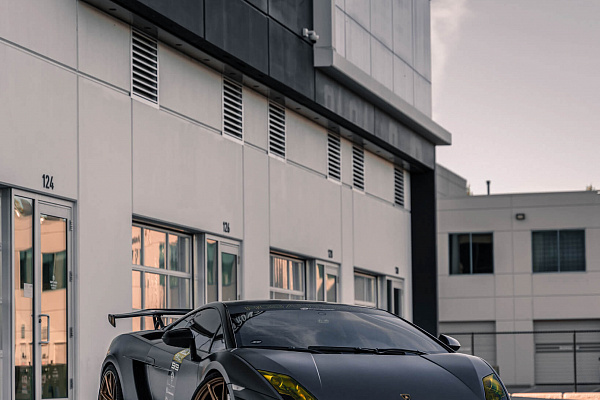 Фото дисков HRE P104SC Сатиновое темное золото на Lamborghini Gallardo