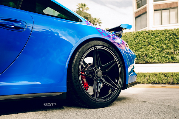Фото дисков Strasse Wheels SV2 Deep Concave Monoblock Черный глянец на Porsche 911 VII