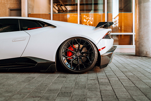 Фото дисков Brixton Forged PF10 Черный глянец на Lamborghini Huracan