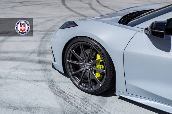 Фото дисков HRE P104SC Глянцевый графит на Chevrolet Corvette C8