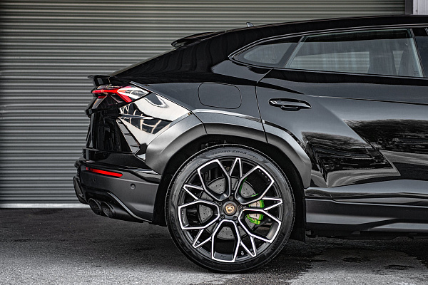 Фото дисков Kahn Type 53 Алмазная проточка на Lamborghini Urus