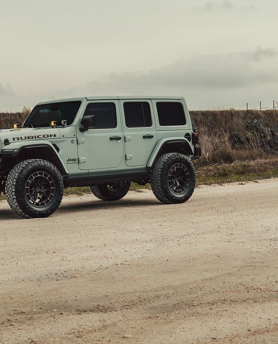 Фото дисков HFX-1 (5-Lug) Черный глянец на Jeep Wrangler IV (JL)