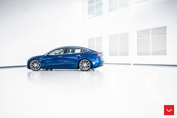 Фото дисков Vossen VFS-1 Серебро на Tesla Model 3