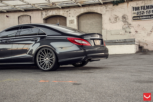 Фото дисков Vossen VFS-2 Глянцевый графит на Mercedes-Benz CLS (C218)