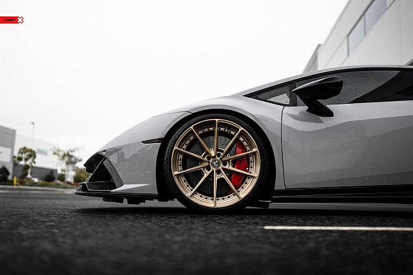 Фото дисков Anrky AN28 Глянцевое темное золото на Lamborghini Huracan