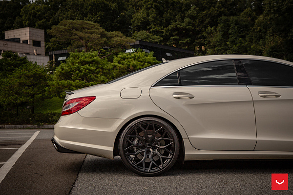 Фото дисков Vossen HF-2 Черный глянец на Mercedes-Benz CLS (C218)