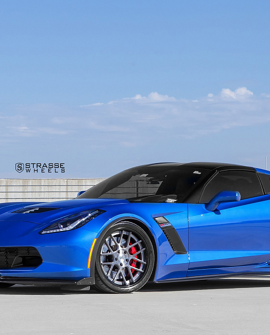 Фото дисков SM7 Deep Concave Сатиновый темный лак на Chevrolet Corvette C7