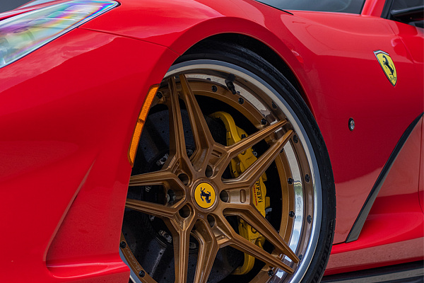 Фото дисков Brixton Forged VL2 Глянцевое темное золото на Ferrari 812