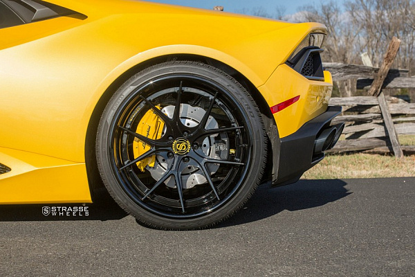 Фото дисков Strasse Wheels SM5R Deep Concave FS Черный глянец на Lamborghini Huracan