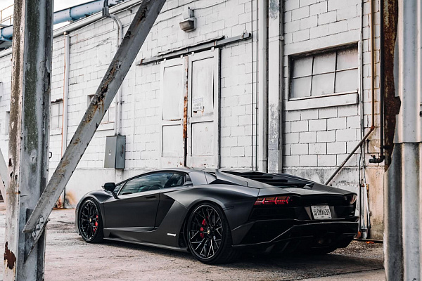 Фото дисков Brixton Forged TR05 Черный глянец на Lamborghini Aventador