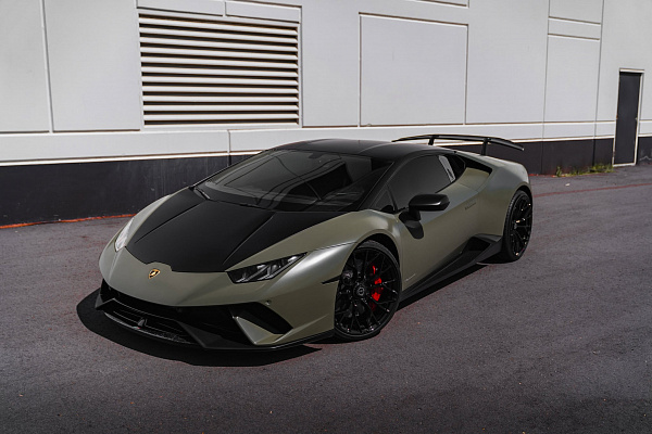 Фото дисков Brixton Forged PF10 Черный глянец на Lamborghini Huracan