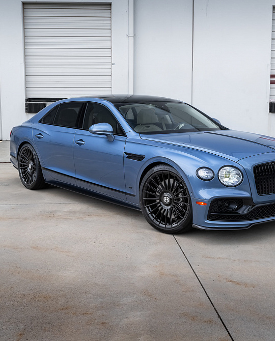 Фото дисков S17-13 Черный глянец на Bentley Flying Spur III