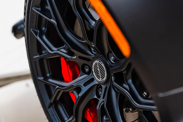 Фото дисков Brixton Forged PF13 R / RS Черный сатин на Aston Martin DB12