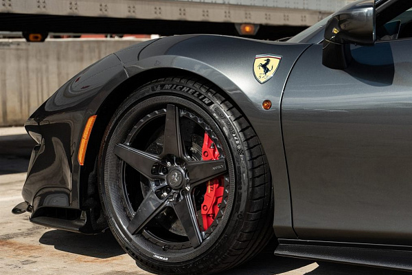 Фото дисков Anrky RS5.3 Глянцевый темный лак на Ferrari 812