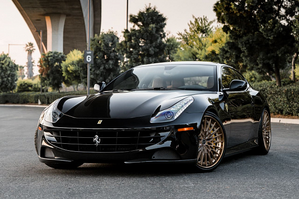 Фото дисков Brixton Forged HS1 Сатиновое темное золото на Ferrari FF
